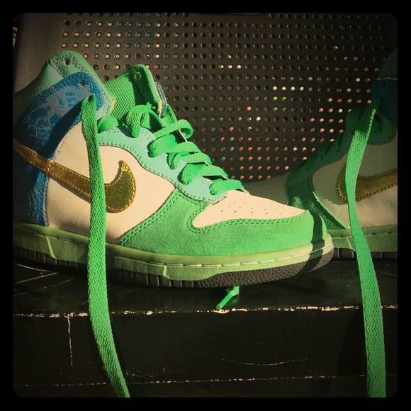 Nike Shoes - Super Cute Nike Dunk High 6.0